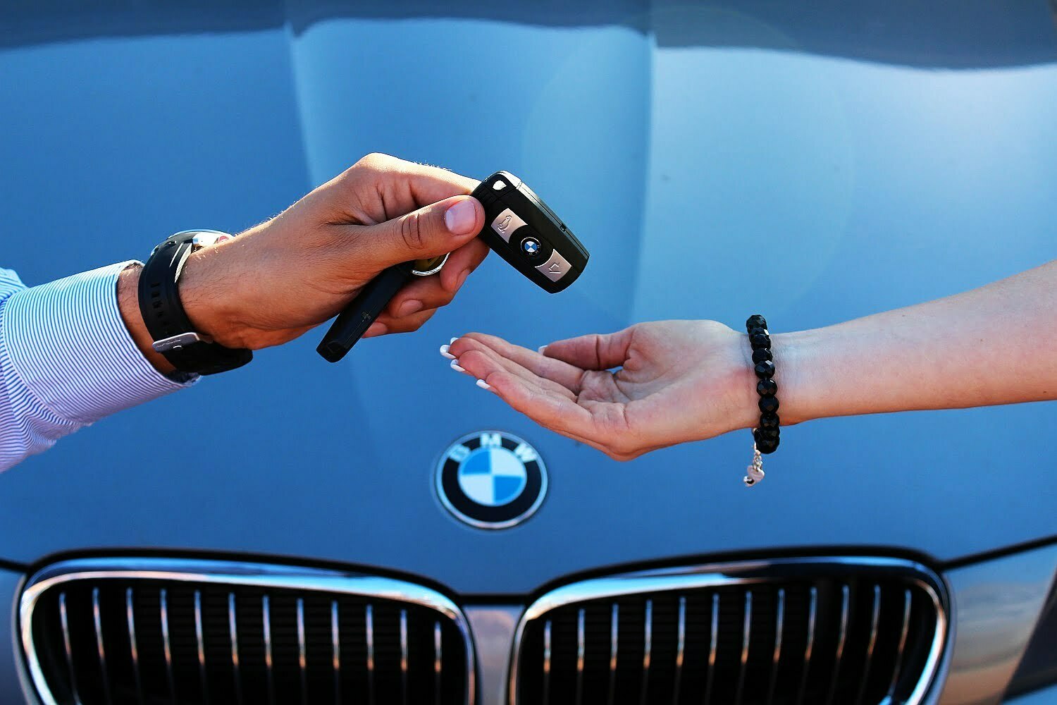 Где подобрать машину. Ключи от автомобиля. Ключи от машины в руке. Передача ключей от машины. Подобрать автомобиль.
